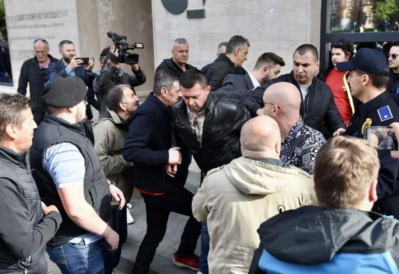 Uzvici prosvjednika: "Ustaše, Allahu ekber, Lendo spasi Islam..."