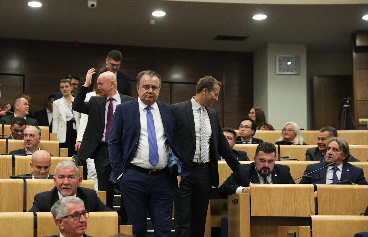 Nermin Nikšić predstavio ekspoze zastupnicima