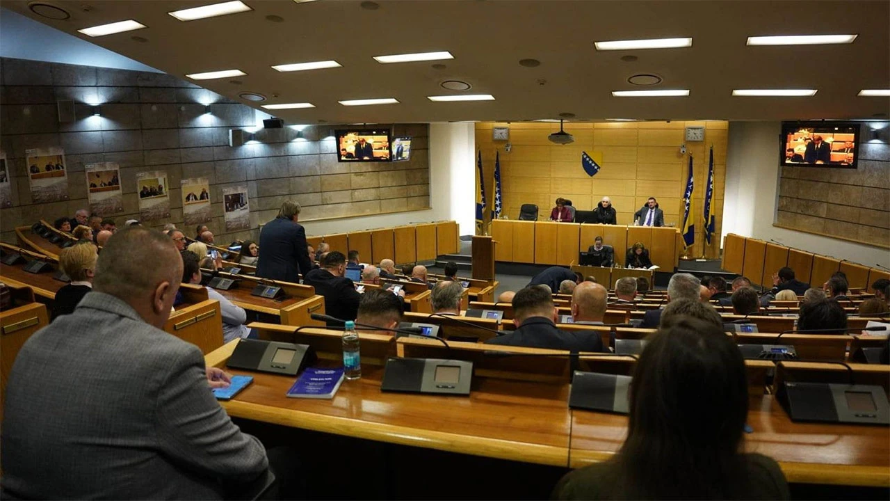 Sjednica Zastupničkog doma počela stankom, prosvjednici tražili da uđu u parlament