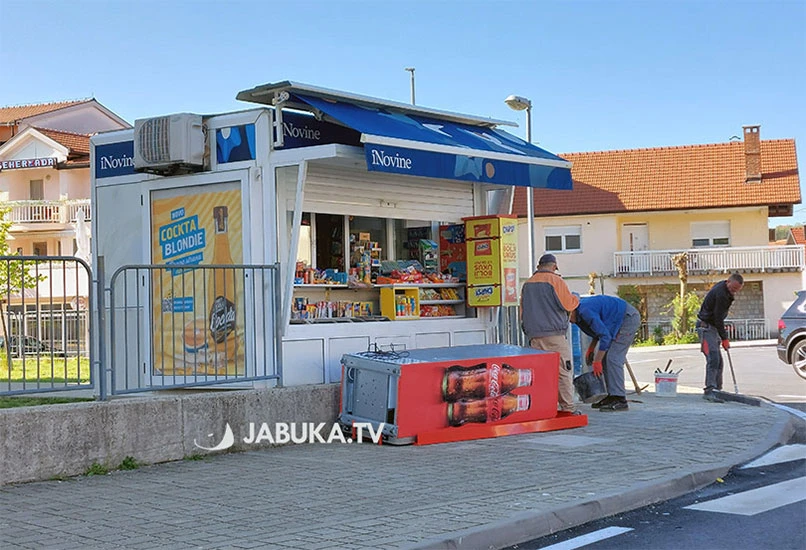 Hladnjak ispred kioska pao na djevojčice