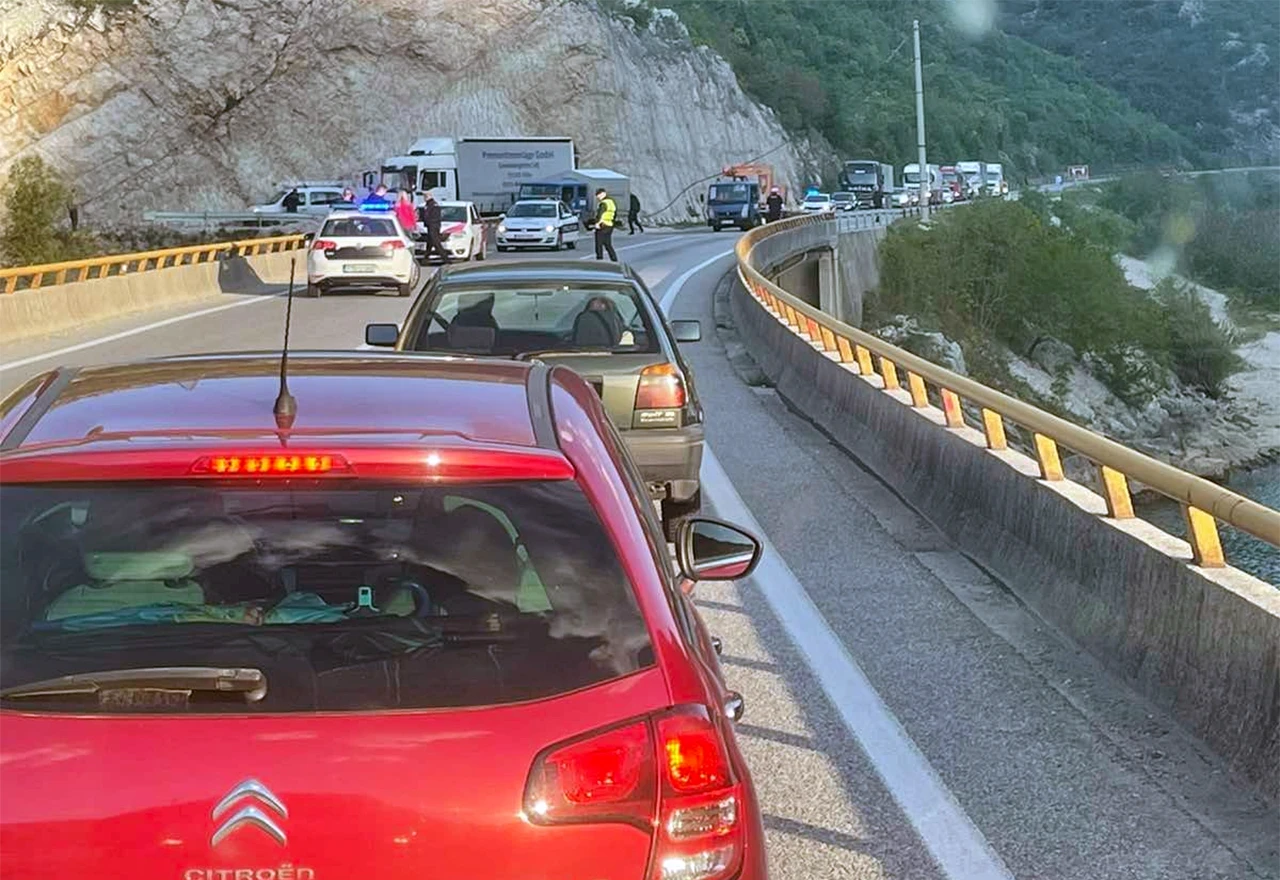 M-17: Na mostu Bijela strujni kabel pao na automobil