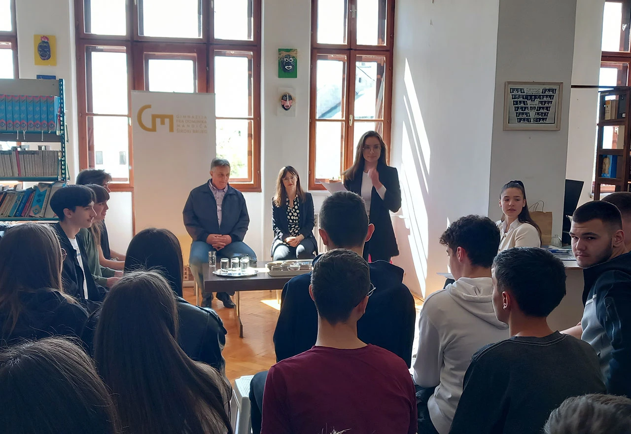 Na kavi u knjižnici širokobriješke gimnazije gostovao Zvonimir Đona Mikulić