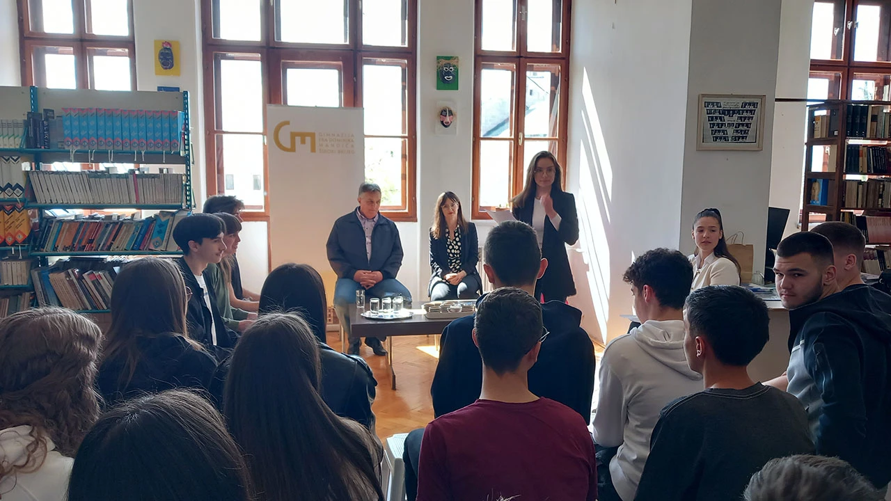 Na kavi u knjižnici širokobriješke gimnazije gostovao Zvonimir Đona Mikulić