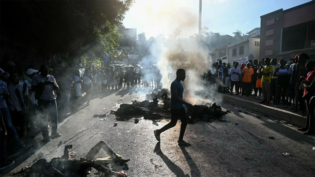 Članovi bande na Haitiju upali u grad i pljačkali kuće. Građani ih žive spalili