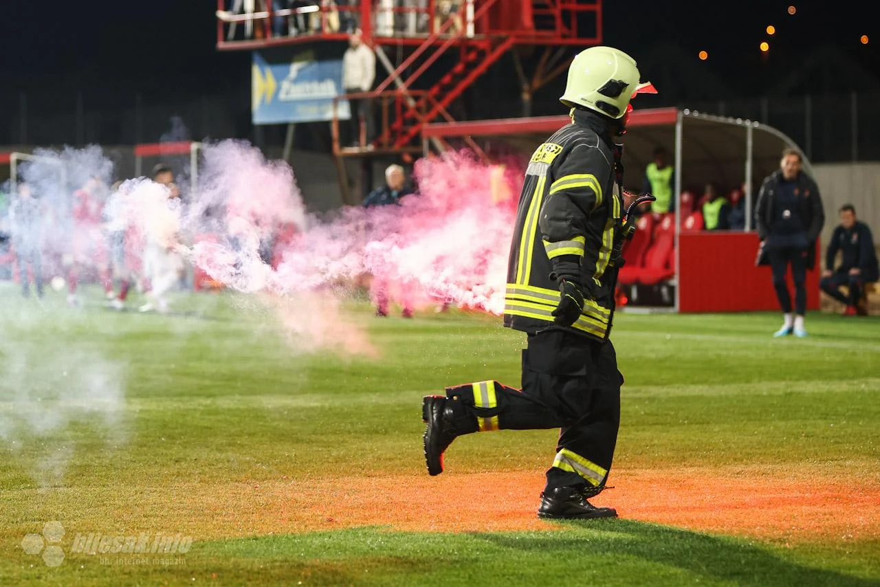 VIDEO | Prvo poluvrijeme derbija: Zrinjski vodi, na stadionu baklje i vatromet