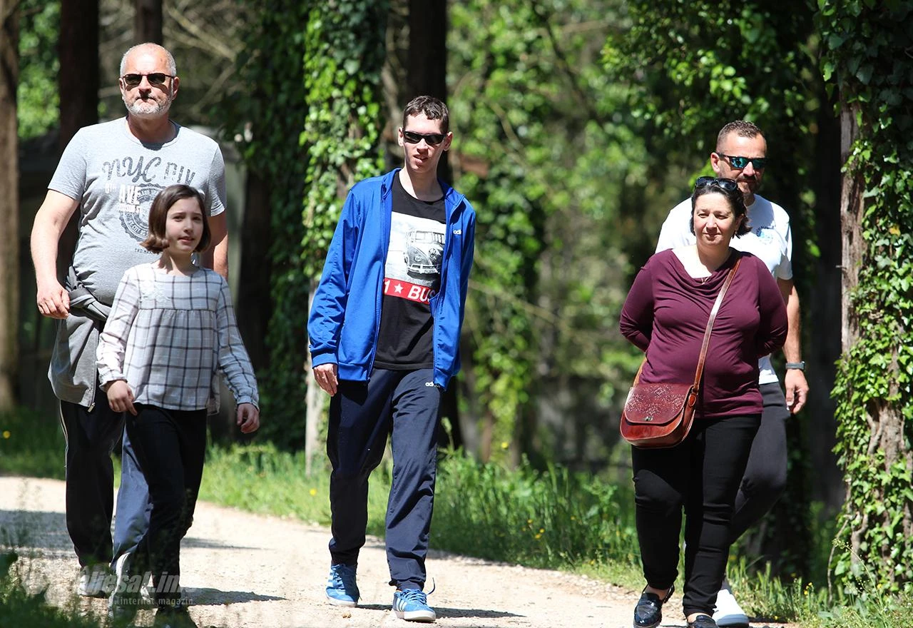 FOTO | Izletnici iz cijele Hercegovine uživaju vikendom u Hutovu blatu