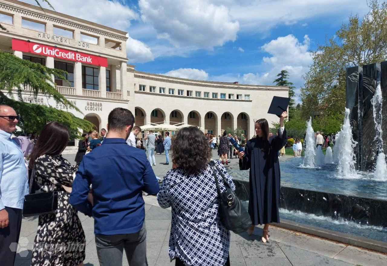 FOTO | Diploma u ruke za 143 diplomanda