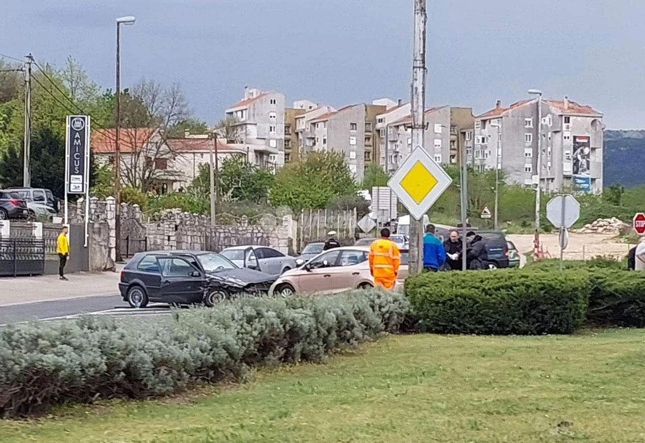 Mostar: Teška prometna nesreća na M-17, tri osobe prevezene na CUM