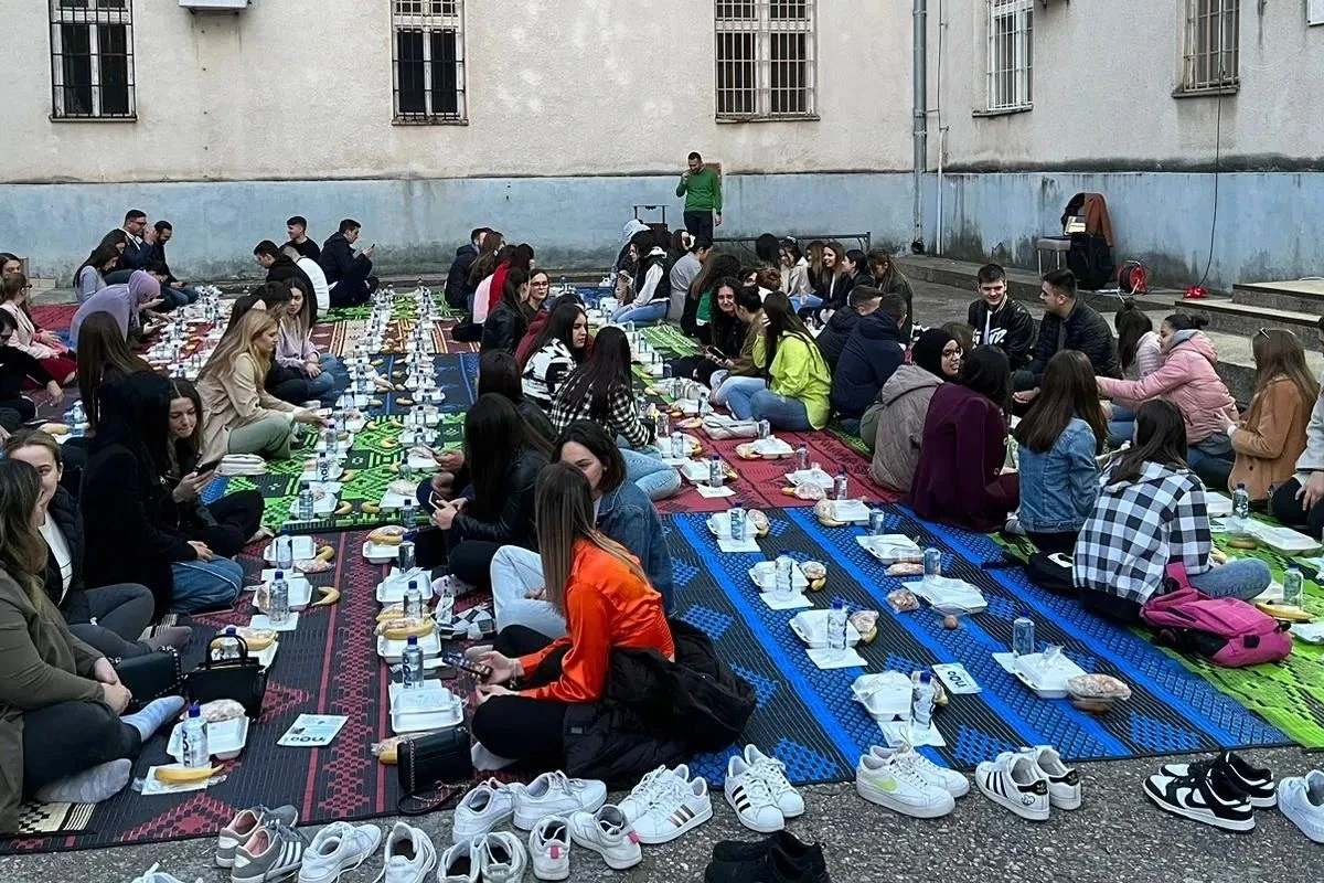 Mostar: Studenti iftarili u kampusu Univerziteta ''Džemal Bijedić''