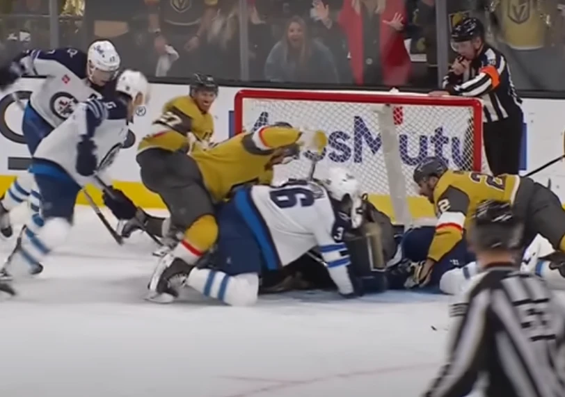 VIDEO I Hokejaš Winnipeg Jetsa pao na klizaljku protivničkog golmana 