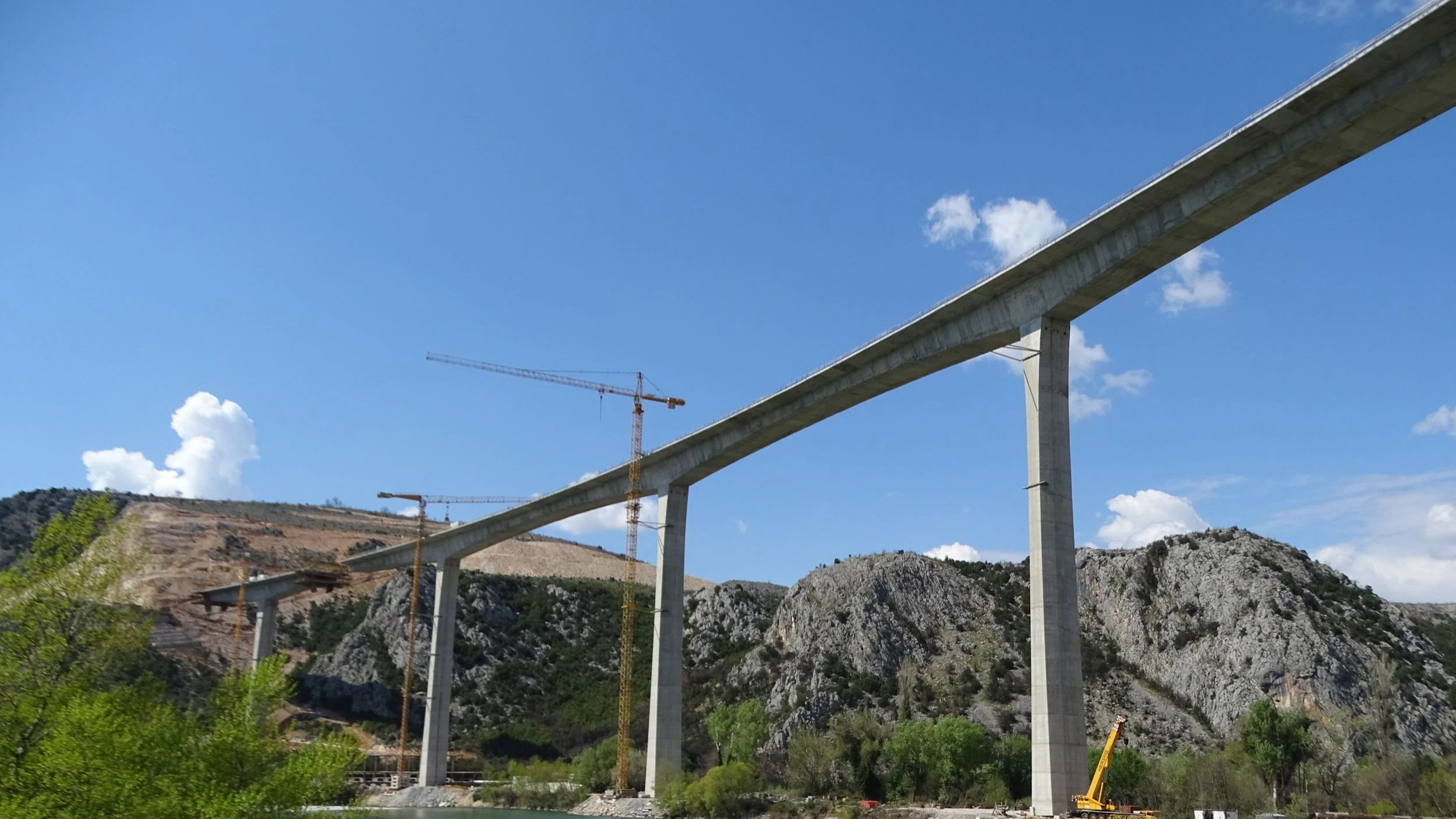 Kolosalni most Počitelj izgleda impresivno