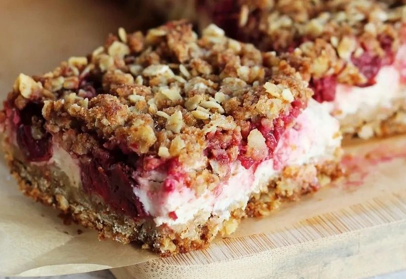 Ovaj kolač je ukusan i zdrav: Crumble s višnjama i grčkim jogurtom će vas oduševiti
