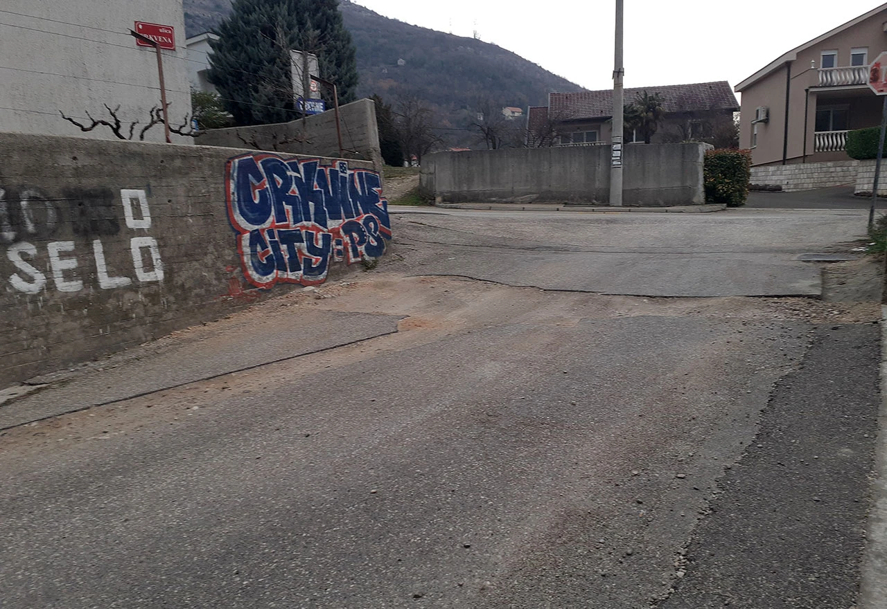 Cim - Crkvine: Rupa čeka Komunalno