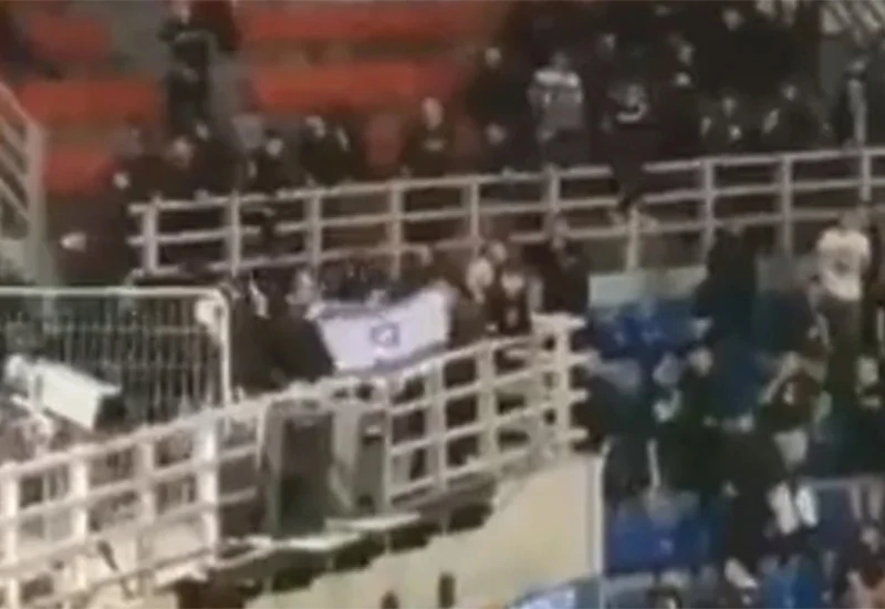 VIDEO | Navijači AEK-a na tribinama zapalili zastavu Izraela
