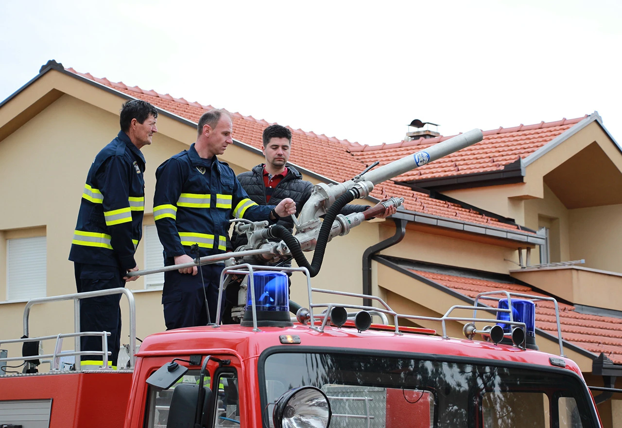 Vatrogascima u Posušju donirano vatrogasno vozilo