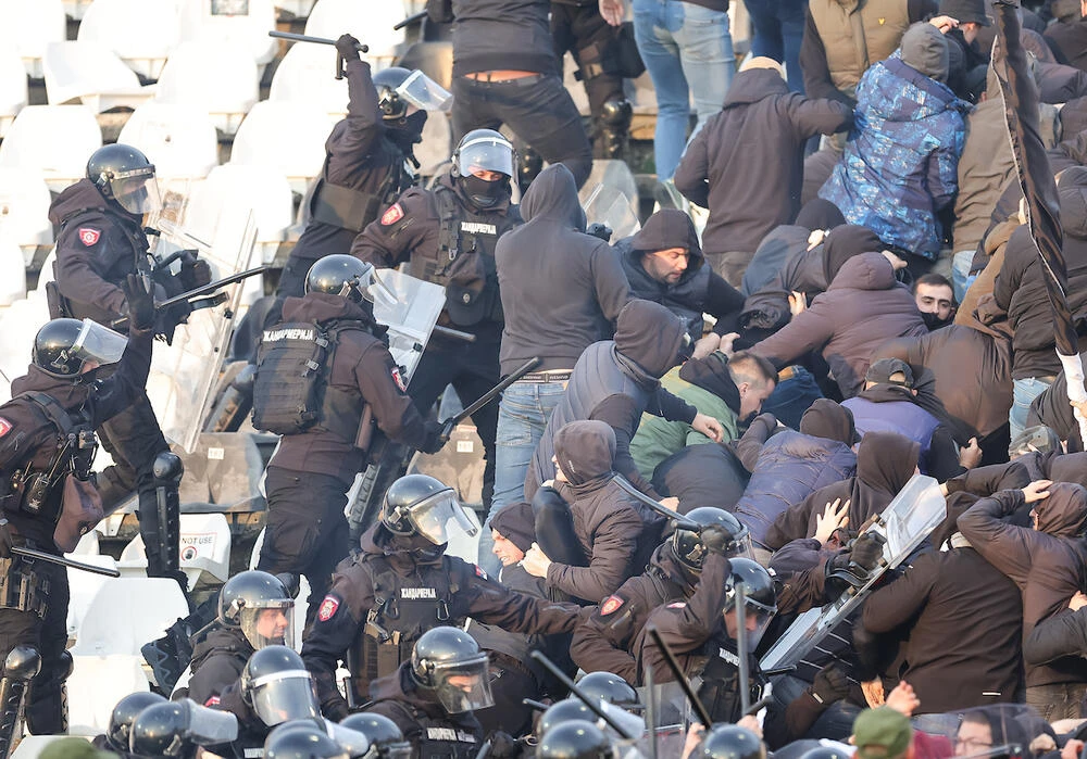 VIDEO I Obračun Grobara i policije na Banovom brdu 