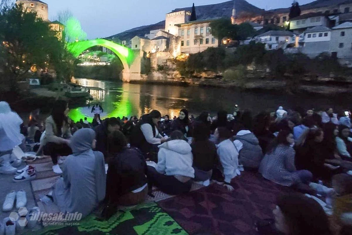Mostar: 1300 mladih na iftaru na platou ispod Starog mosta