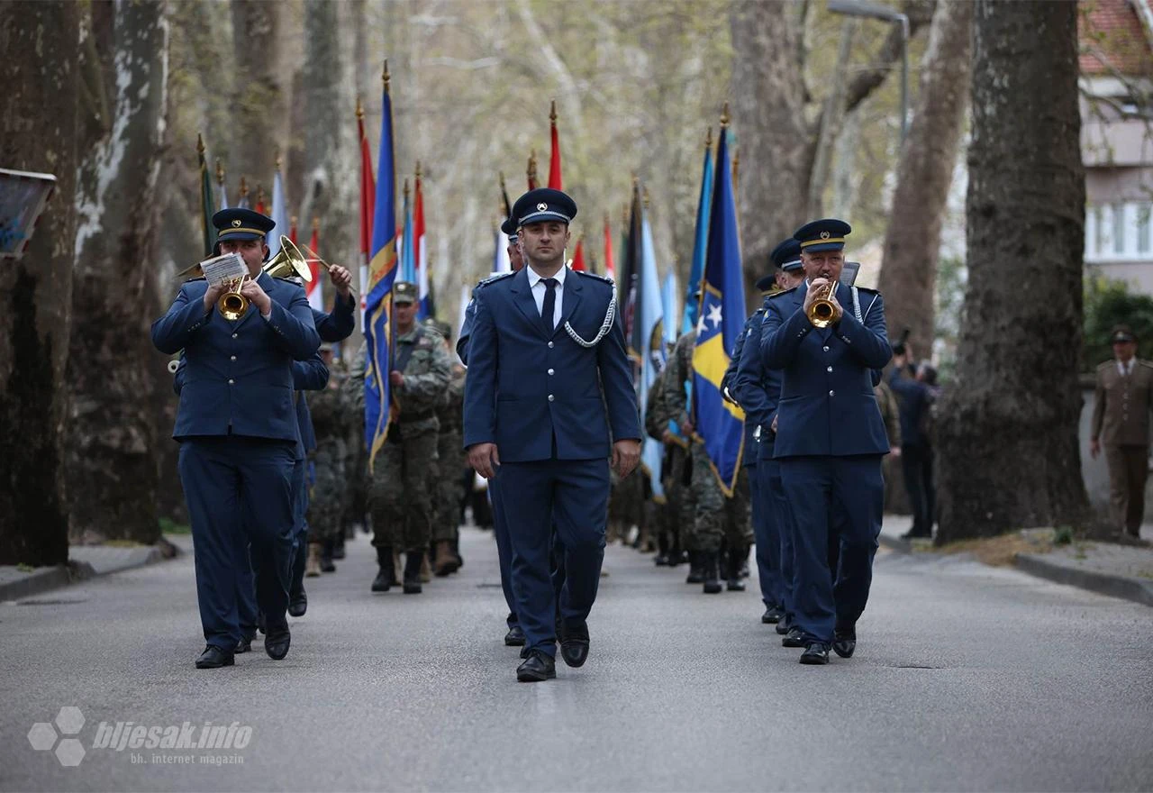 31. obljetnica utemeljenja HVO-a: Vojni mimohod sa zastavama prošao kroz Mostar