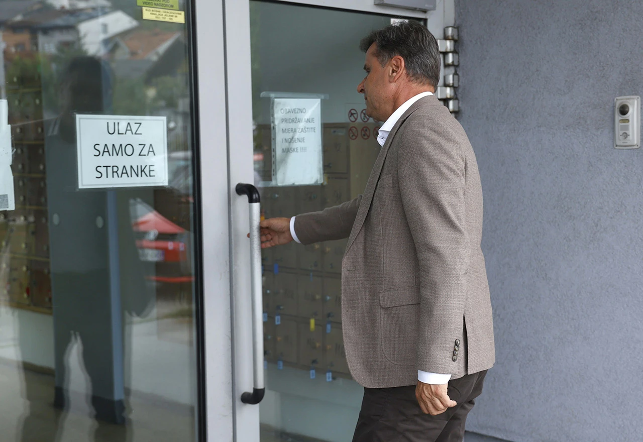 Fadil zida kuću o državnom trošku