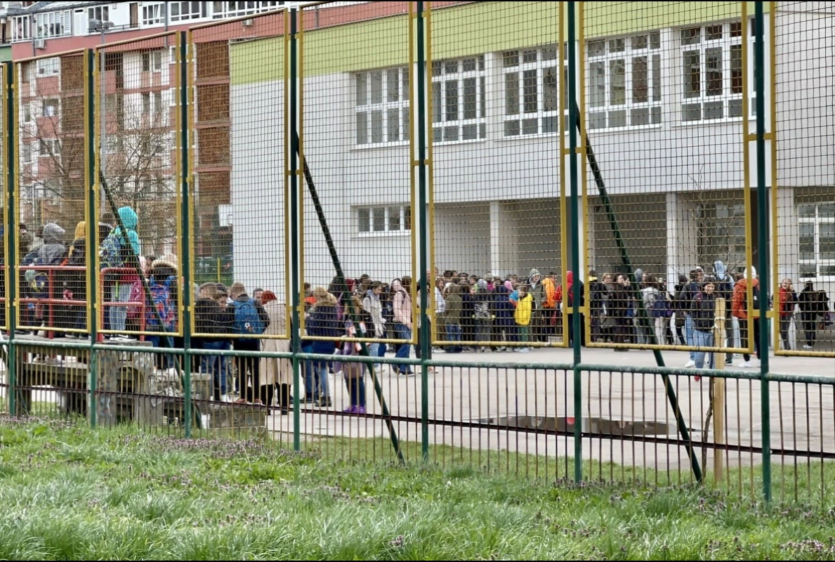 Opet dojava o postavljenoj bombi u školi, učenici evakuirani