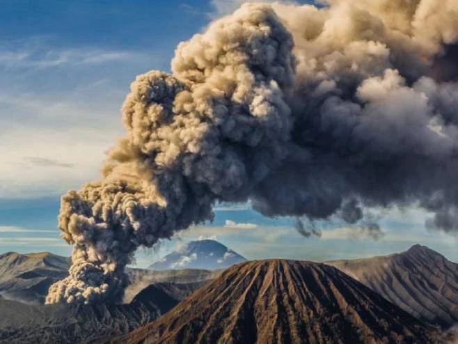 Erupcija na Kamčatki mogla bi zaprijetiti zračnom prometu