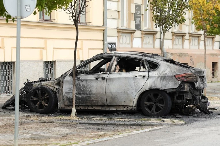VIDEO | U središtu Osijeka namjerno zapaljen automobil, neslužbeno osječke sutkinje