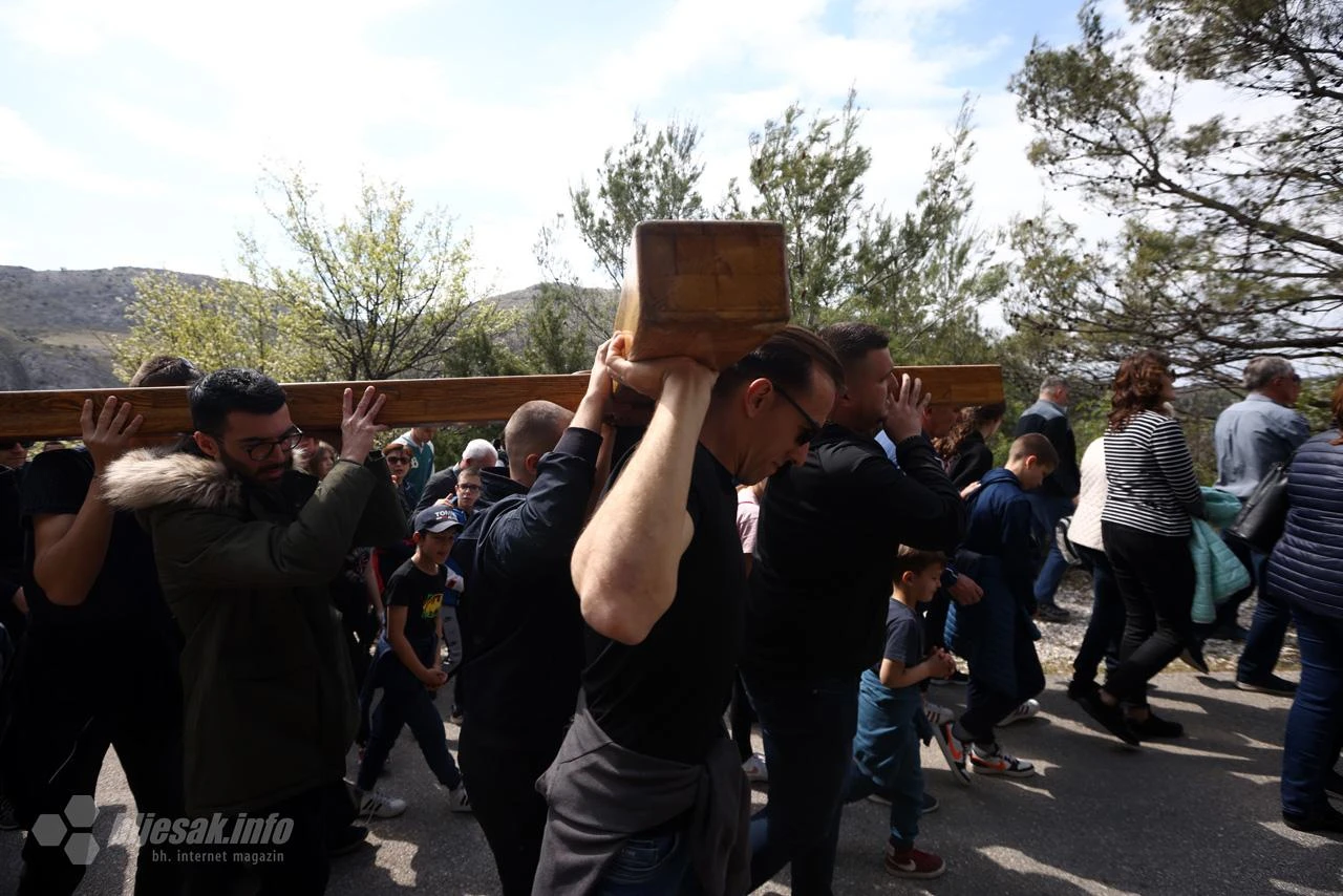 FOTO | Križni put na Hum