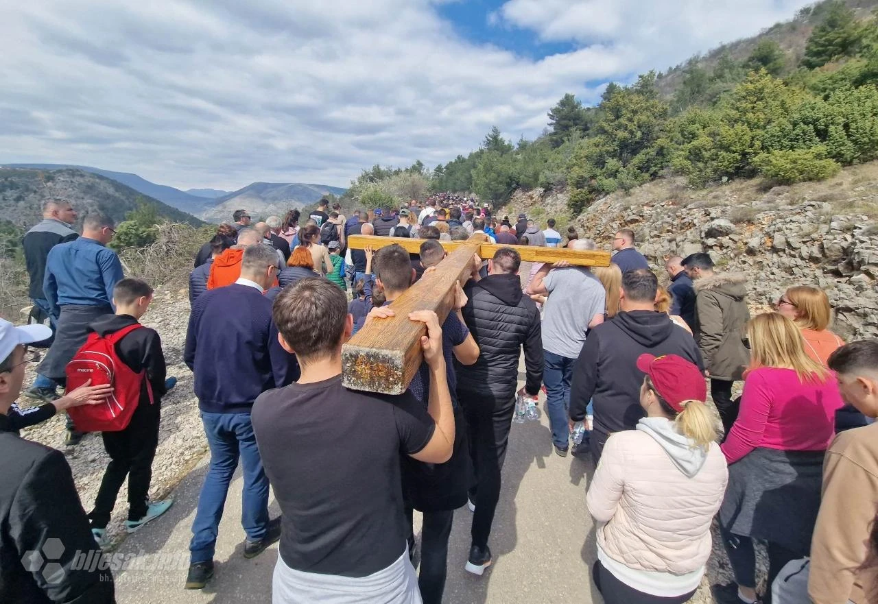 FOTO | Tisuće vjernika sudjeluju u pobožnosti Križnog puta na brdu Hum