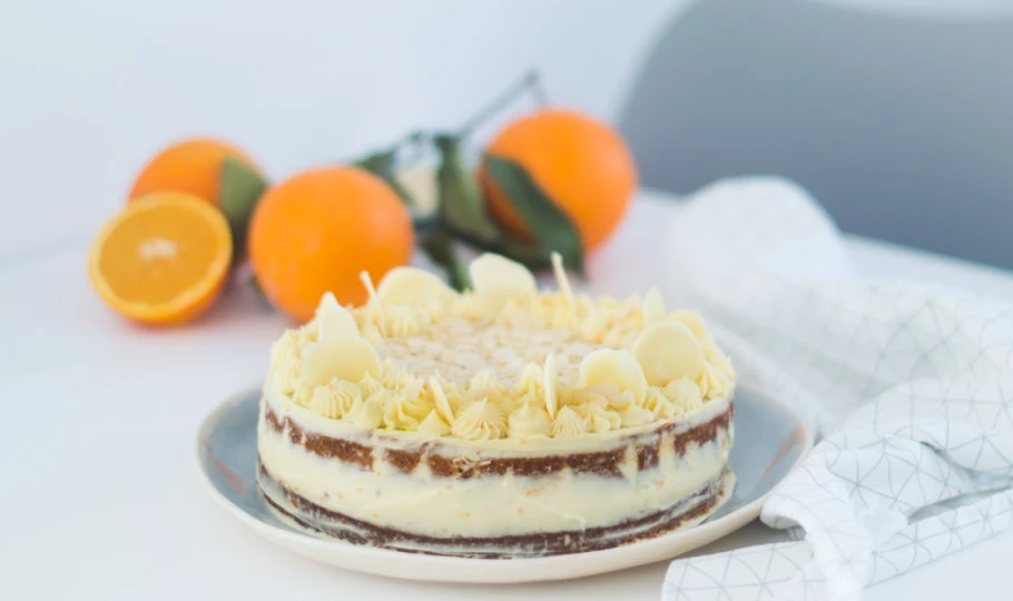 Torta od mrkve s bijelom čokoladom i narančom