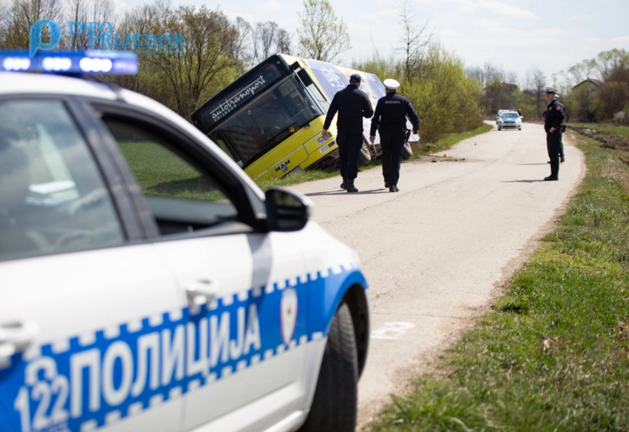 Sedam srednjoškolaca ozlijeđeno u slijetanju autobusa s ceste 
