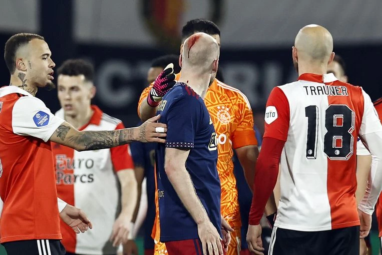 VIDEO I Kaos na De Kuipu, sukob igrača, razbijene glave, prekid i na kraju slavlje Ajaxa