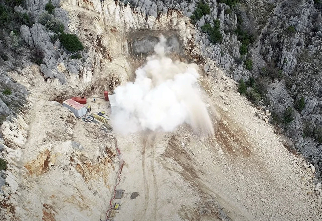 VIDEO | Dio brda iznad Mostara raznesen minama kako bi se izgradio tunel