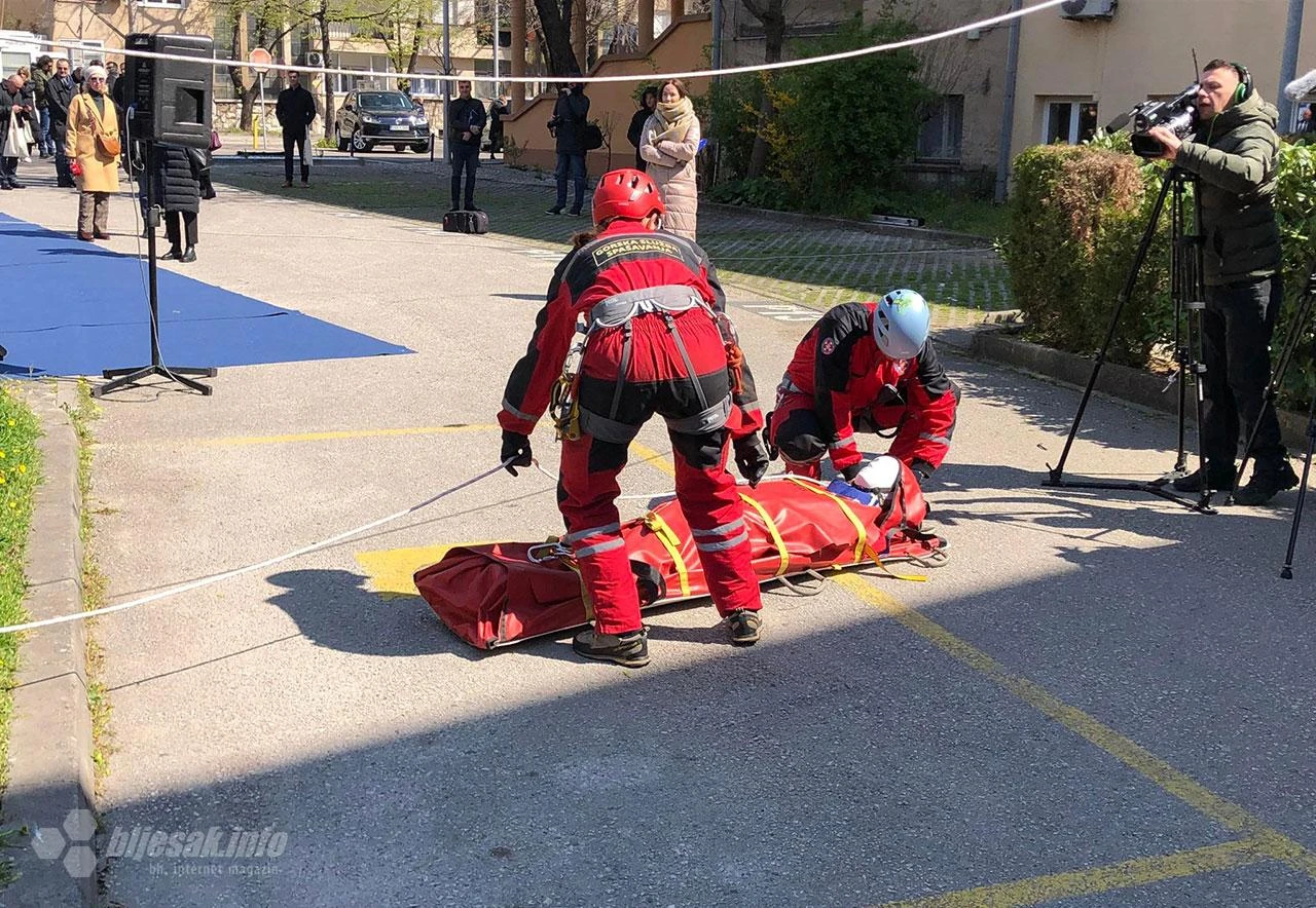 VIDEO | Hercegovački i crnogorski spašavatelji spasili "unesrećenog" iz zgrade Vlade u Mostaru