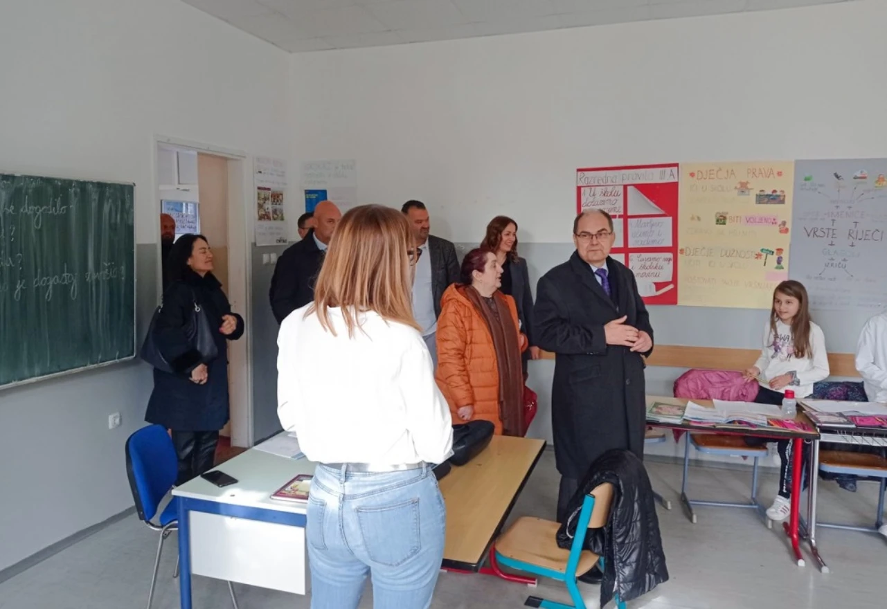 Schmidt u Stocu: Vlast treba uvjeriti mlade u ostanak 