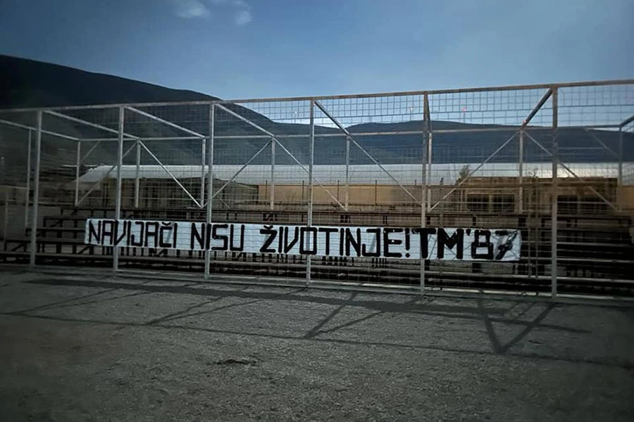 Manijaci ostavili poruku na Veležovom stadionu: "Navijači nisu životinje"