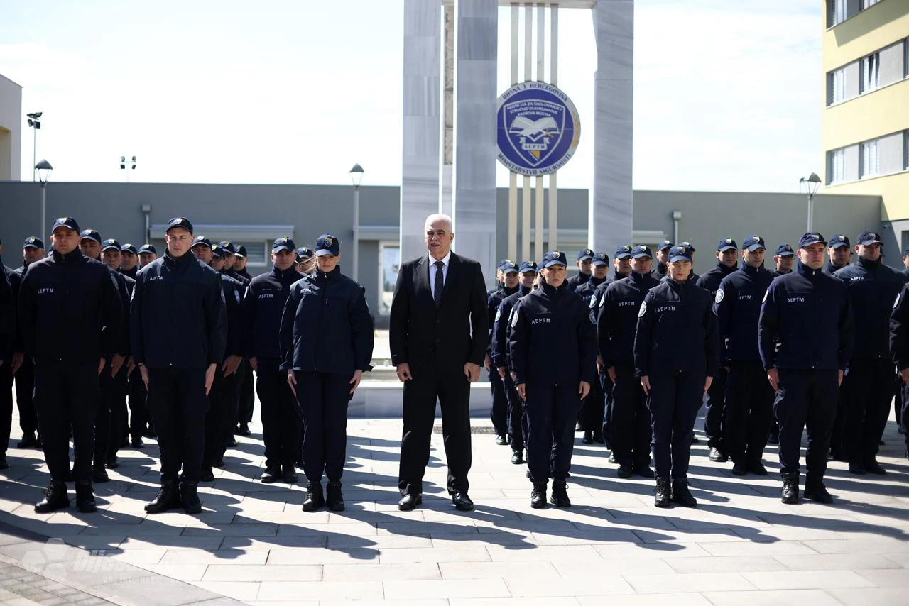 Mostar: Pogledajte  50 novih policajaca i osam mlađih inspektora