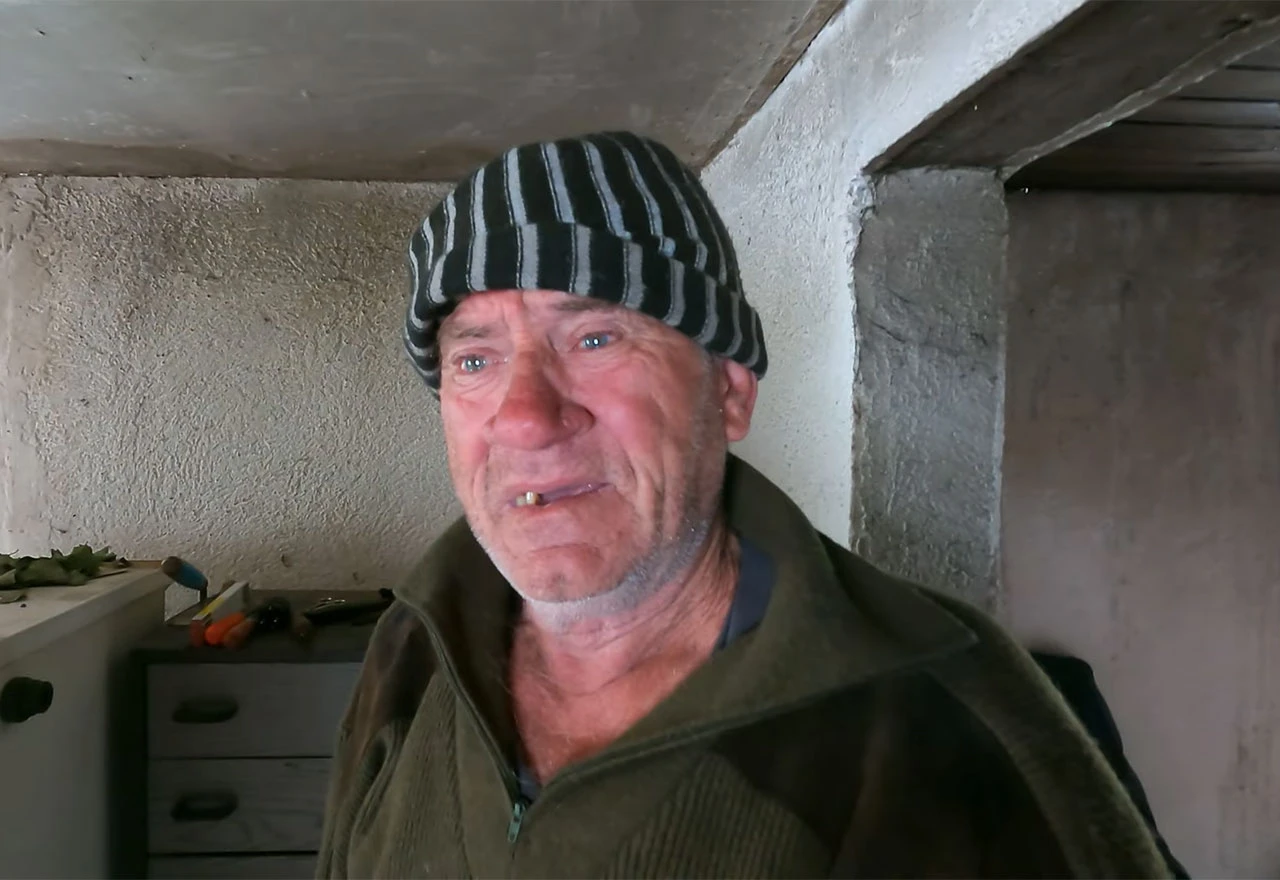 VIDEO | Stanko i dalje bez krova, kišnica stigla do kreveta, a ispunjenje obećanja ni na pomolu