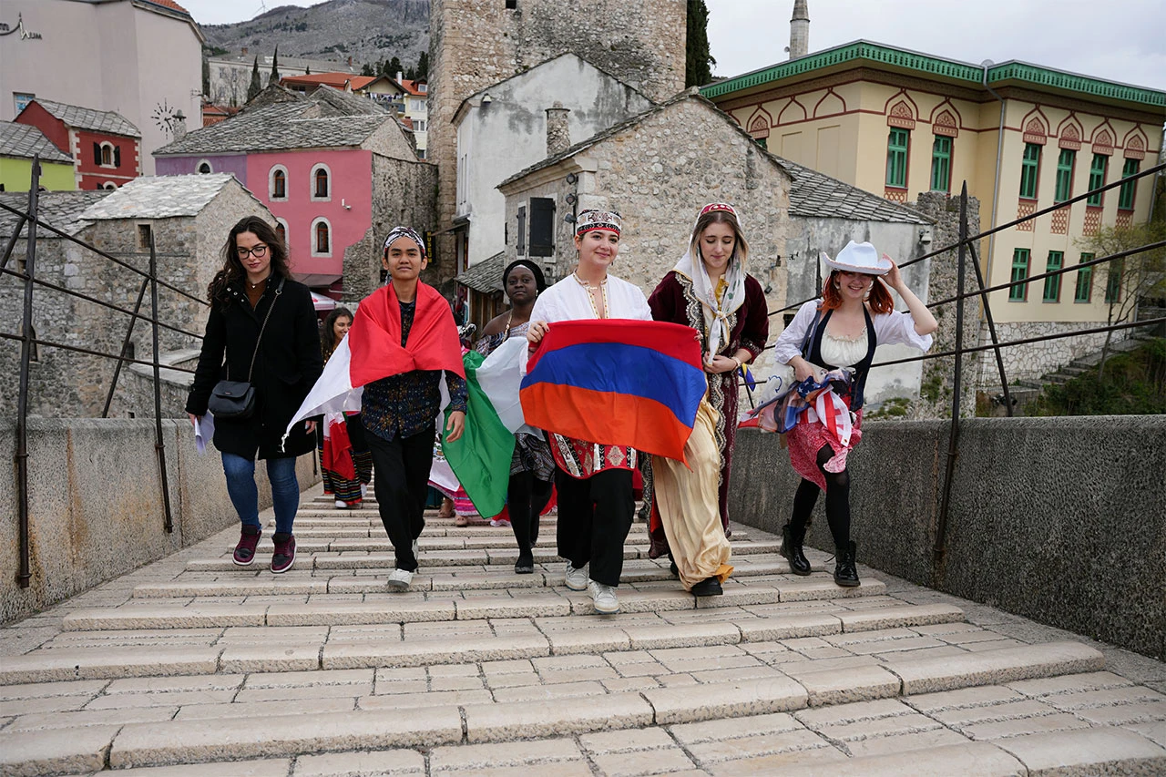 Učenici iz 78 zemalja na Starom mostu u Mostaru predstavili kulture