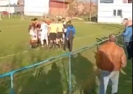 Na utakmici u Srbiji gledatelj ušao na teren noseći mesarski nož!