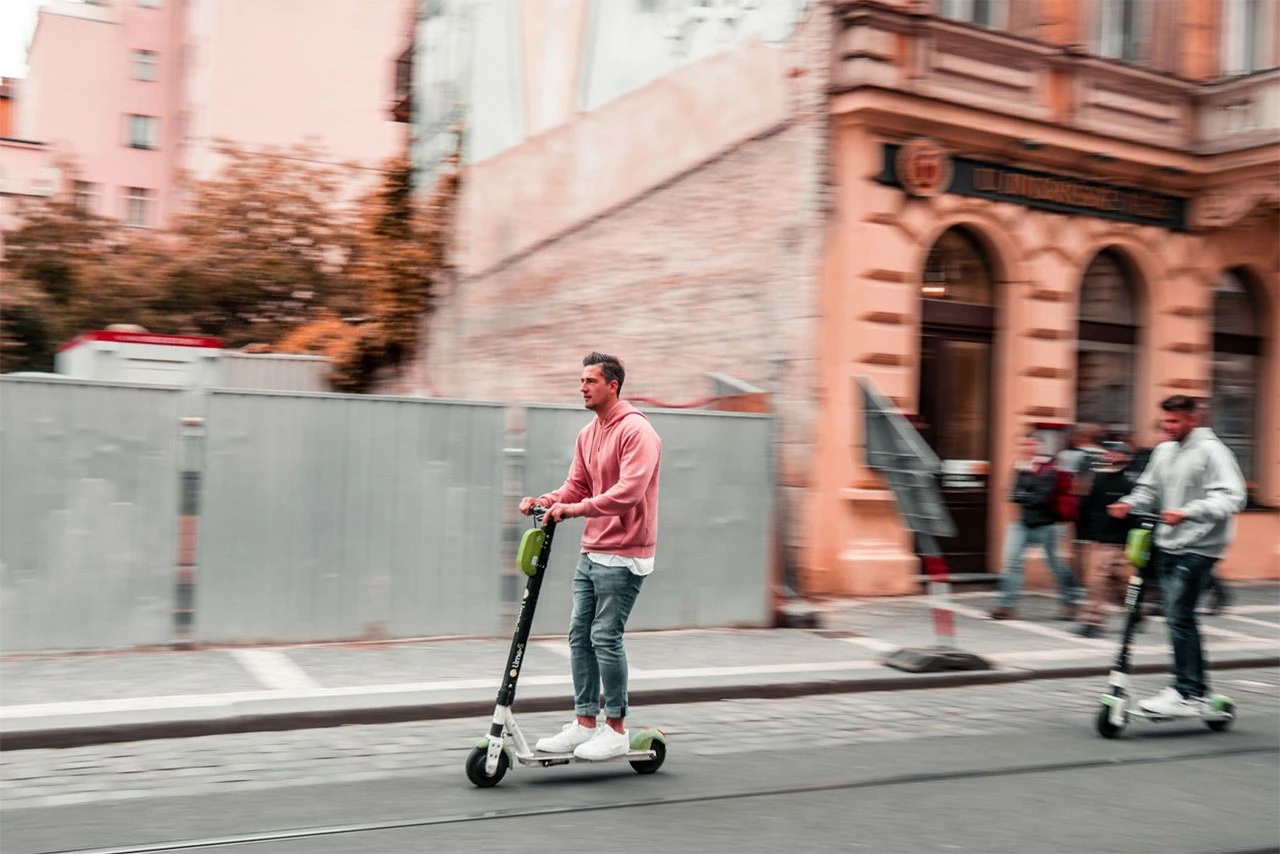 Zbog neodgovornog korištenja Pariz glasa o zabrani unajmljenih električnih romobila