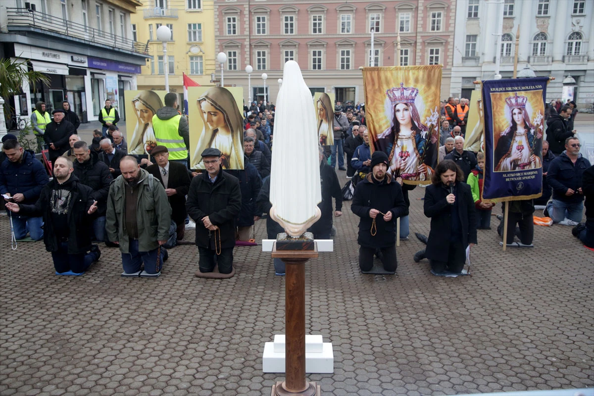 Fotografije iz Zagreba: S jedne strane mole, s druge prosvjeduju protiv njih