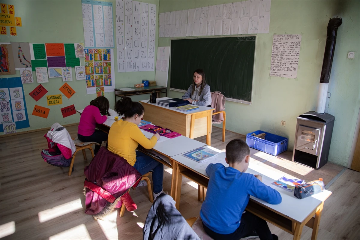 Tri učenika na nastavi u mjestu Idbar kod Konjica
