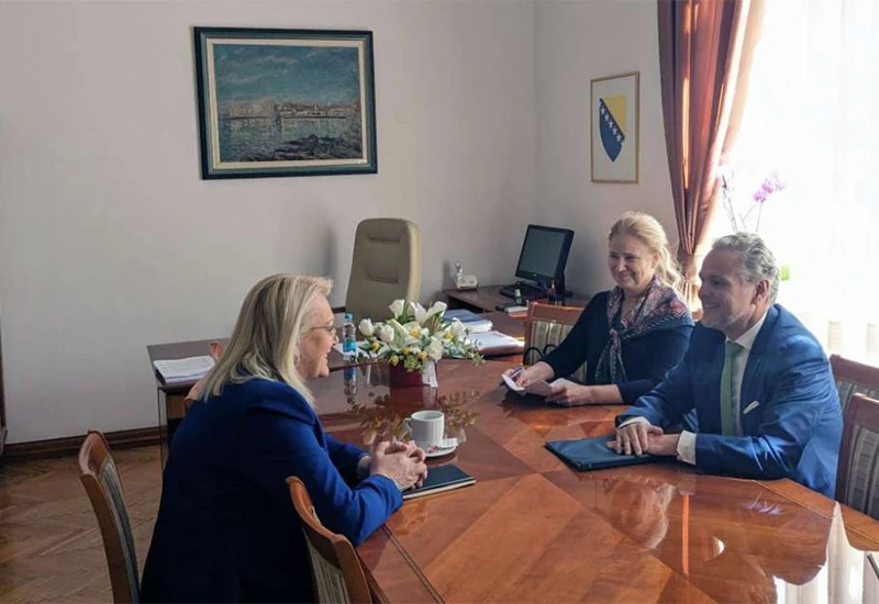 Pratimo sve što radite: Bradara i Lendo sa Sattlerom o vlasti
