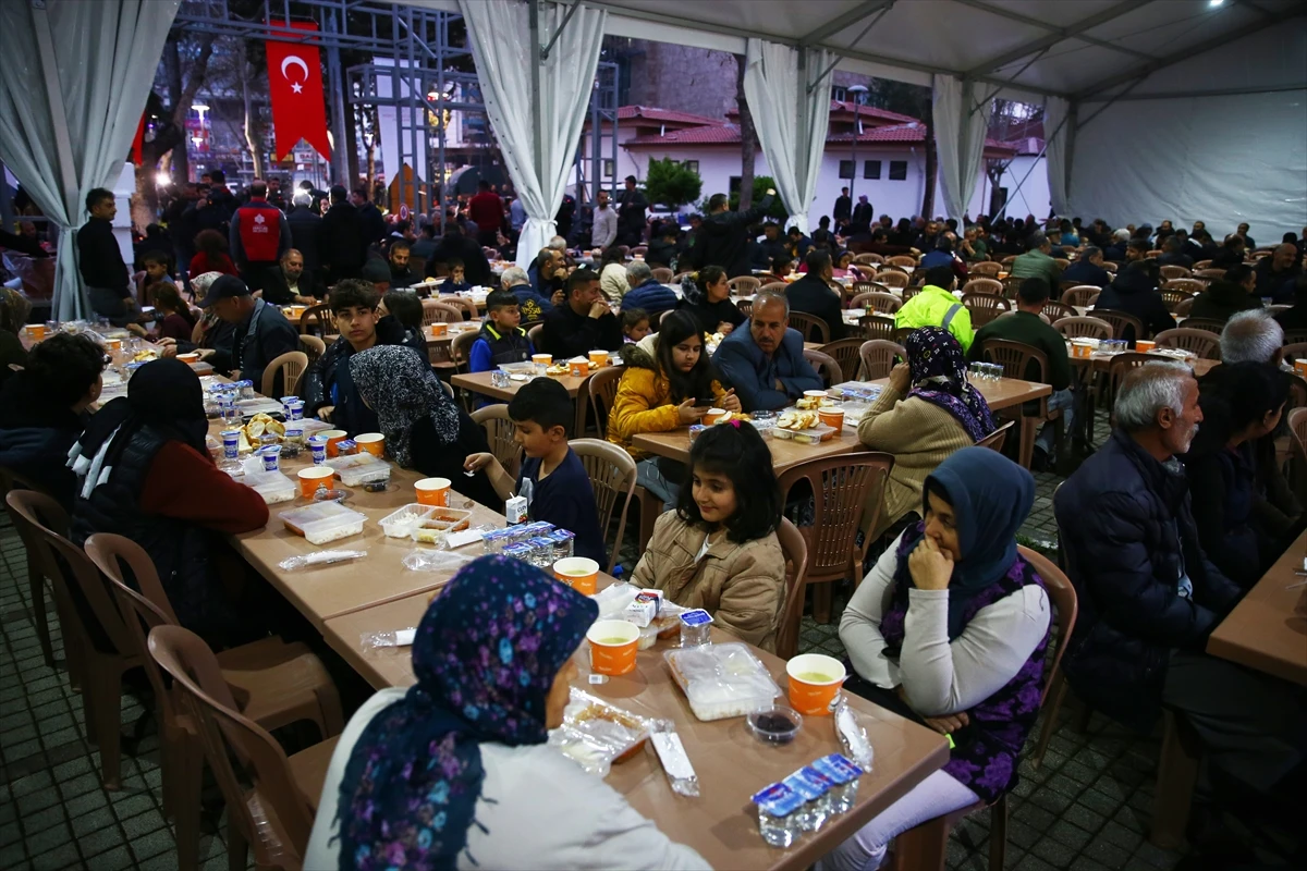 Mnoge žrtve potresa prvi iftar dočekali u šatorskim naseljima