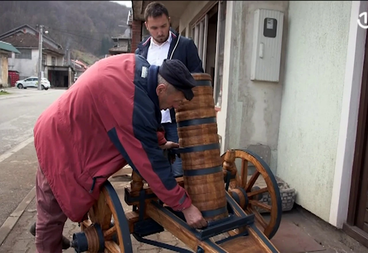 VIDEO | Posljednji krajiški kovač do sada napravio stotinu ramazanskih topova