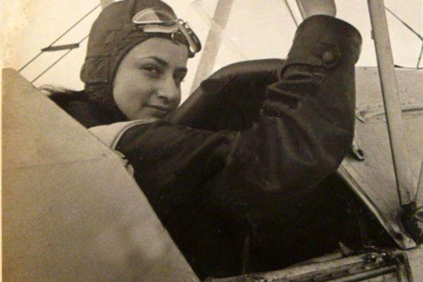 Prva borbena pilotkinja, Sabiha Gökçen, bila je bošnjačkog podrijetla