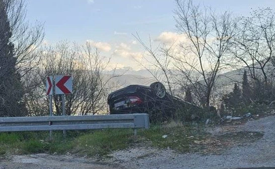 Prevrnuo se Mercedes na Kobilovači