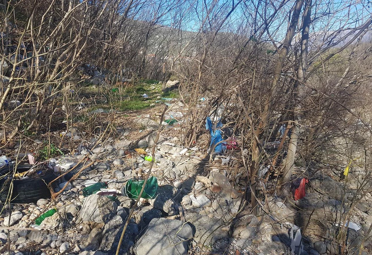 Ljudi bace, Neretva izbaci