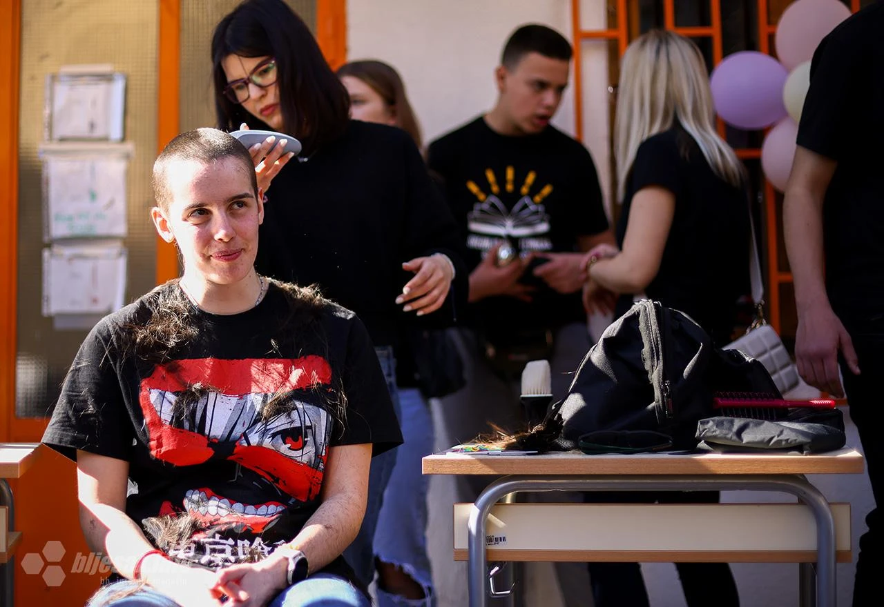 FOTO: Koledžovci ostali bez kose