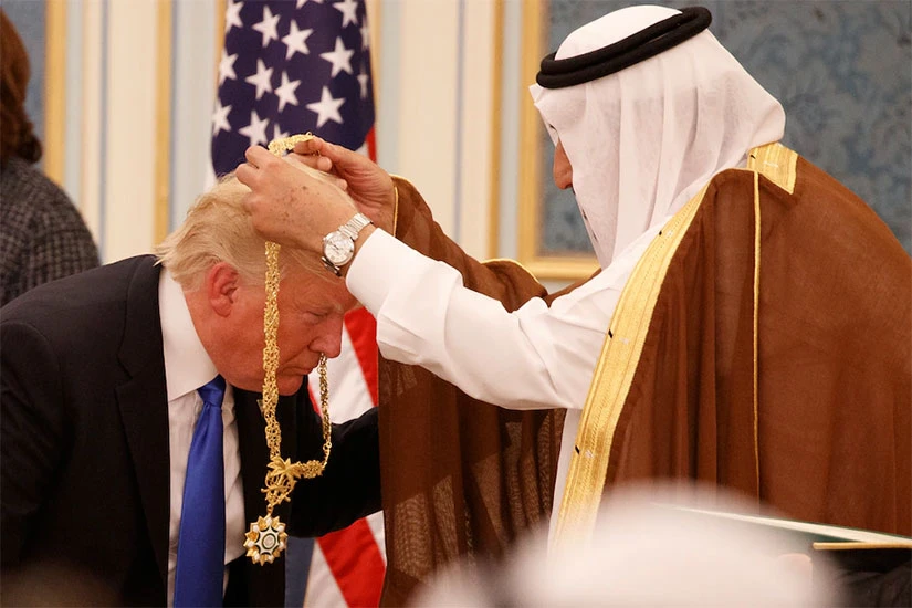 Trump sakrio više od 100 poklona
